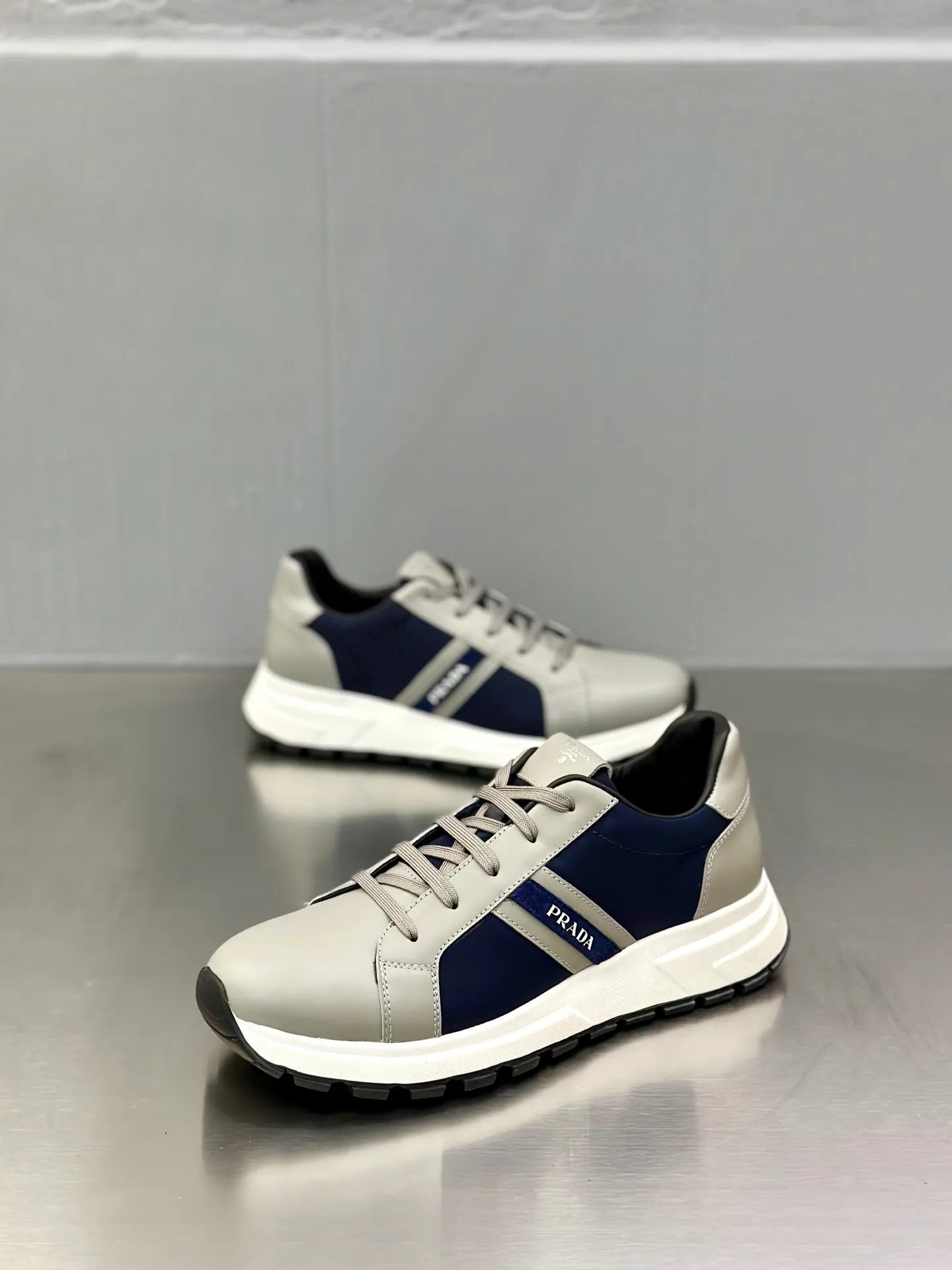 💰740 Prada/Prada men's new mesh stitching sneakers. This sneaker presents a modern version, reinterpreting the brand's archive style with clean lines and smooth details. The shoes are made of calf leather and technical fabric, with a triangular metal logo on the outside, bright TPU decoration on the heel, and a longer and padded inner heel design for a more comfortable fit. The tongue is decorated with a silk-screen logo, and is paired with a hollow rubber sole on the heel. The full cowhide lining comes standard with logo cowhide foot pads, making the upper foot taller, more comfortable, and versatile! Comes with full original packaging! Size: 39-40-41-42-43-44 standard leather shoe size (45 can be customized and does not support returns)